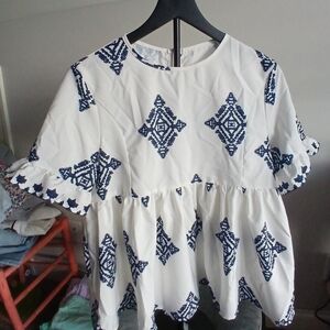 🤍SHEIN White and Navy Geometric Blouse🤍